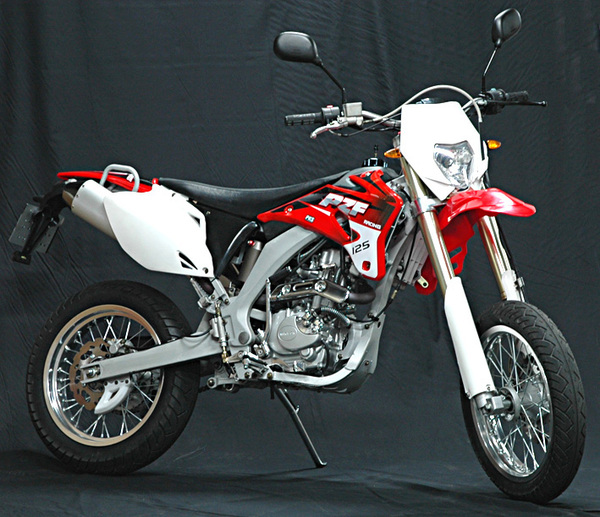 125 PZF 2009 SUPER MOTARD -moto en caisse, prix tr�s sp�cial solde-